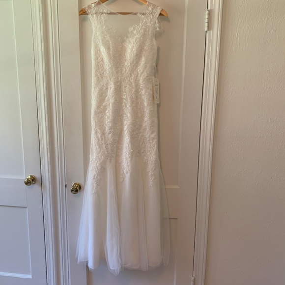 Never worn wedding dress - Picture 2 of 3